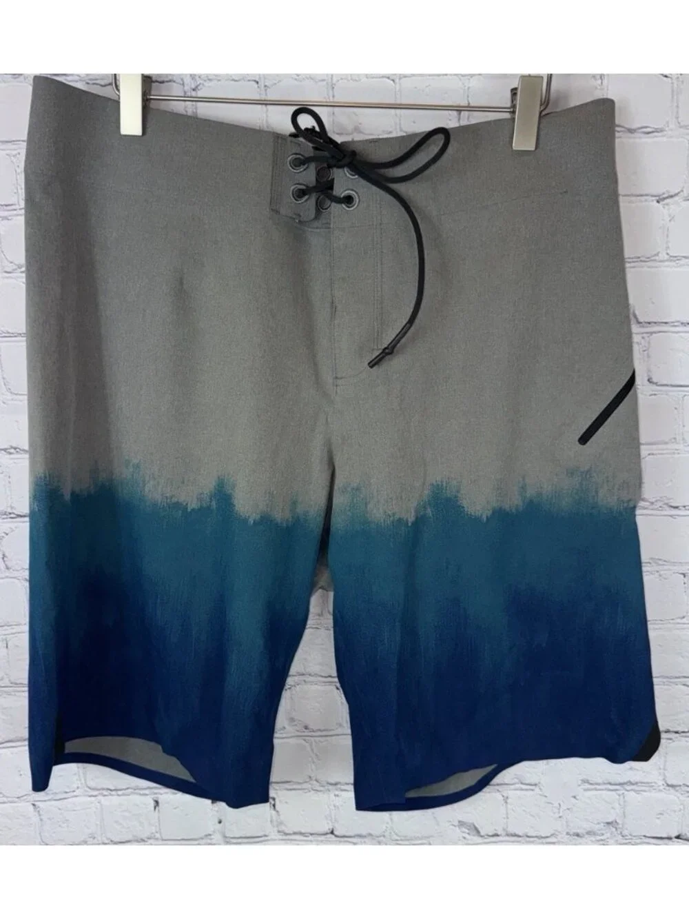 LULULEMON Men’s Size 36 Board Shorts Trunks Gray Blue Ombré Swim Suit Waves